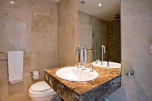a bathroom with two sinks and a toilet at Great Apartment Luxury and Comfort in Cartagena de Indias