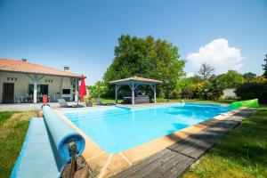 una piscina en un patio con cenador en Villa Messanges (piscine & spa) en Messanges