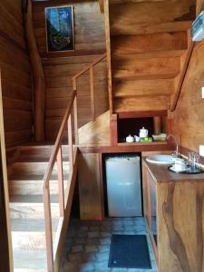baño con escalera y lavamanos en una cabaña en Hi Win Hotel, en Chilaw