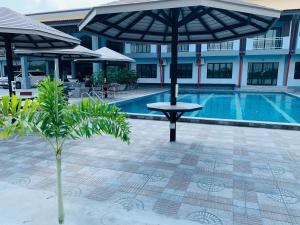 โรงแรมมาลินี内部或周边的泳池
