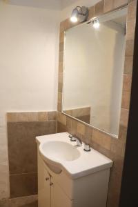 La salle de bains est pourvue d'un lavabo et d'un miroir. dans l'établissement La Fontana Cabañas, à San Carlos de Bariloche