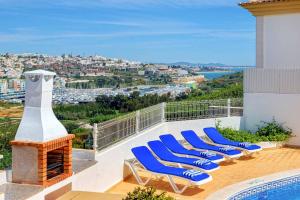 eine Gruppe blauer Liegestühle auf dem Balkon in der Unterkunft Villa Sunny in Albufeira