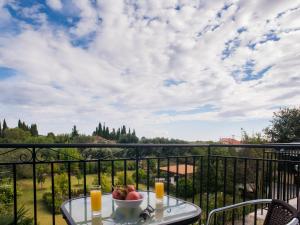 A balcony or terrace at Dallas Hotel