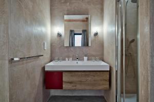 une salle de bain avec un lavabo blanc et une douche dans l'établissement Zoe 1 by Vallettastay, à La Valette