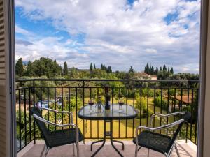 A balcony or terrace at Dallas Hotel