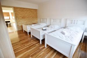 a room with three beds and a mirror at Monteurwohnung Satzvey in Mechernich