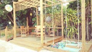 a wooden gazebo with a table and chairs at Pousada Casa Mágica -Taipu de Fora in Barra Grande