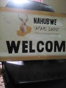 ein Schild an der Seite einer Weinflasche in der Unterkunft Nahubwe Safari Lodge in Ngoma