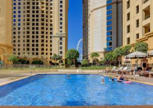 Bazén v ubytování Jumeirah Beach Residents, Sadaf 7 nebo v jeho okolí