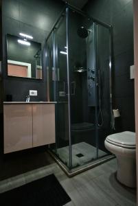 A bathroom at Empire Suites