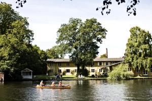 锡尔克堡Danhostel Silkeborg的河上一群人