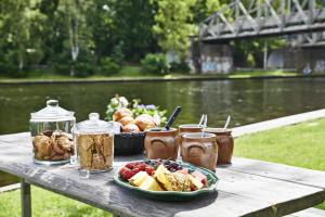 a picnic table with a plate of food and a basket of fruit at Danhostel Silkeborg in Silkeborg