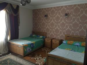 una camera con due letti in una stanza con una parete di Sea view Sidi Beshr families only ad Alessandria d'Egitto