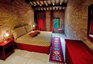 1 dormitorio con 1 cama en una pared de ladrillo en Aiceltis, en Teolo