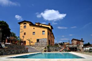Bazén v ubytování Agriturismo Il Poderaccio nebo v jeho okolí