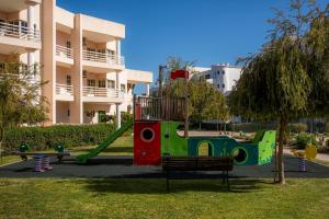 Ο χώρος παιχνιδιού για παιδιά στο Praia do Vau Apartment