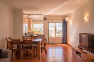 een keuken en eetkamer met een tafel en stoelen bij B33 - Praia do Vau Apartment in Portimão