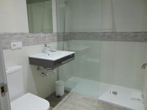 a bathroom with a sink and a toilet at Hostal I Dream Salamanca in Salamanca