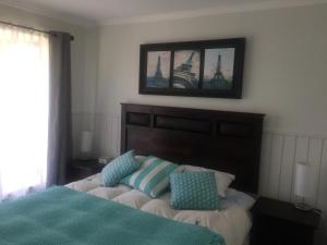 une chambre avec un lit et deux tableaux au mur dans l'établissement Departamento Parque Suizo Pucon, à Pucón 13 autres photos