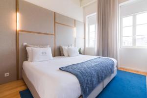 a bedroom with a bed and a window at Art Senses | Suites & Rooms in Porto
