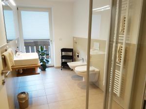A bathroom at Weinberg Apartments