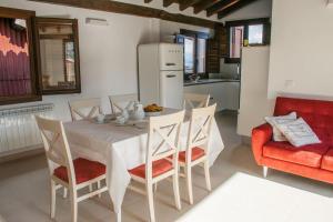 a kitchen and dining room with a table and chairs at Ca' la Paz - Mogarraz in Mogarraz