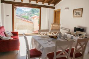 a dining room with a table and chairs and a window at Ca' la Paz - Mogarraz in Mogarraz