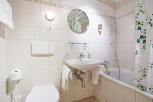Vannituba majutusasutuses Hotel & Spezialitätenrestaurant zur Linde