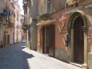 een lege straat in een steeg tussen twee gebouwen bij La Pietra Antica in Paola