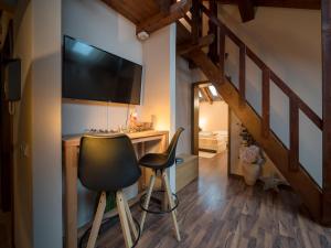 TV a/nebo společenská místnost v ubytování Vila Bovec Sky mansard apartment