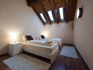 Postel nebo postele na pokoji v ubytování Vila Bovec Sky mansard apartment