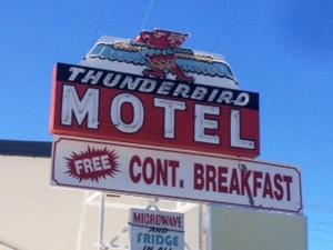 Naktsmītnes Thunderbird Motel logotips vai norāde