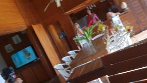 einen langen Tisch in einem Zimmer mit einer Reihe von Stühlen in der Unterkunft les hauts de deshaies in Deshaies