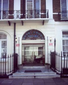 uma entrada para um edifício com uma porta de vidro em Rose Court Hotel em Londres