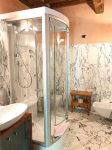 La salle de bains est pourvue d'une douche et d'un lavabo. dans l'établissement Hotel Panoramico, à Corfino