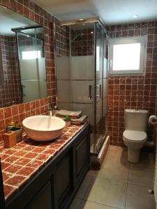 een badkamer met een wastafel, een douche en een toilet bij Villa Cottreau in Marseille