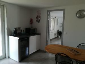 une petite cuisine avec une table et un micro-ondes dans l'établissement Villa Cottreau, à Marseille 4 autres photos