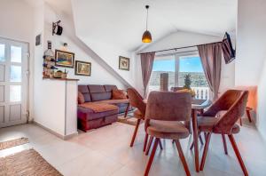 sala de estar con mesa, sillas y sofá en Sea Oasis Apartments - Milosevic, en Kotor