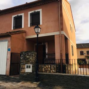 un edificio con una luz de la calle delante de él en Chalet El Descanso, en Rades de Abajo