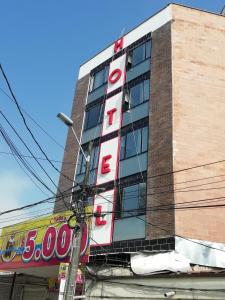 una señal de hotel en el lateral de un edificio en Hotel America 52, en Rionegro