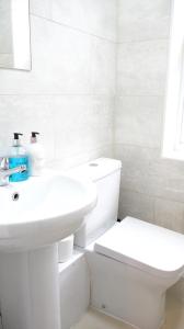 Koupelna v ubytování Heathrow Ensuite Rooms- Auto check in