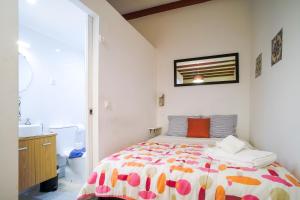 リスボンにあるSalvador Apartmentの小さなベッドルーム(ベッド1台、シンク付)