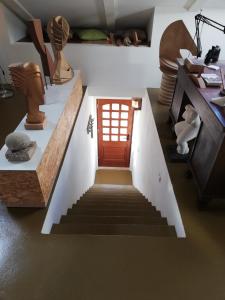 escalera con puerta roja en una habitación en Naiadi Loft Apartment en Nerezine