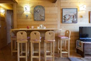 eine Küche mit einem Tisch und Stühlen in einer Hütte in der Unterkunft L'Atelier du Temps - CHARME in Courmayeur in Courmayeur