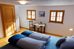 バルトロメベルクにあるLandhaus Tenneのベッドルーム1室(ベッド1台、テーブル、椅子付)
