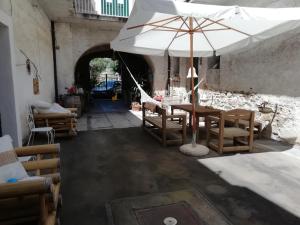 jadalnia ze stołem i parasolem w obiekcie Palazzo Pisani Residenza Storica Pollica w mieście Pollica