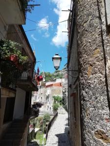 an alley between two buildings with a street light at Palazzo Pisani Residenza Storica Pollica in Pollica