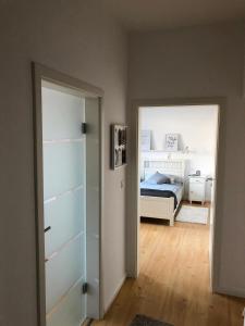 1 dormitorio con 1 cama y una puerta que conduce a una habitación en De Isenboner Wankendorf, en Wankendorf