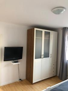 1 dormitorio con TV y armario en De Isenboner Wankendorf en Wankendorf