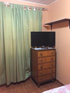 um quarto com uma televisão numa cómoda com uma cómoda em Casa Alejandra em Antofagasta